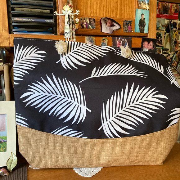 Beach Bag, w/Mini Bag, Palm Leaf theme in Black and White, w/light gold bottom - Picture 2 of 16